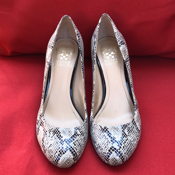 VINCE CAMUTO PYTHON SNAKE PRINT GRAY HEELS - Picture 2 of 7